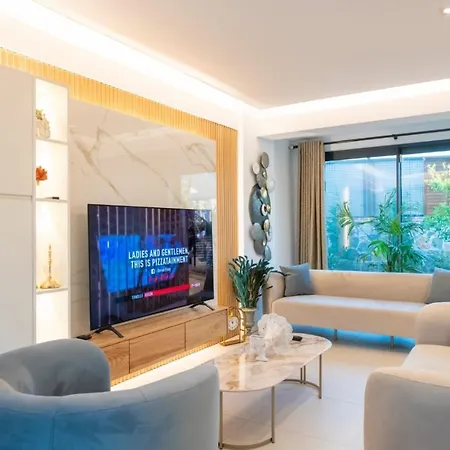 Bling Excellence - Macthless With Indoor Swimpool In Hisaroenue Villa
