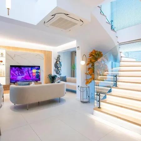 Bling Excellence - Macthless With Indoor Swimpool In Hisaroenue Villa