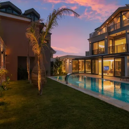 Bling Excellence - Macthless With Indoor Swimpool In Hisaroenue Villa