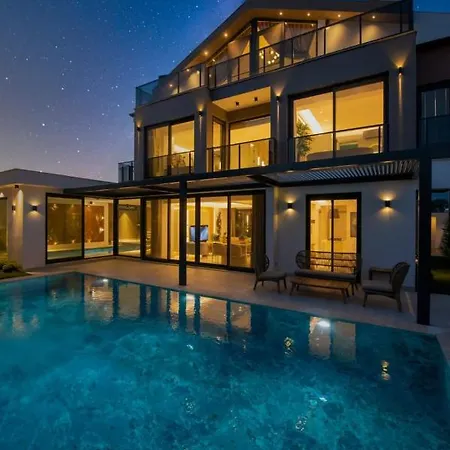 Bling Excellence - Macthless With Indoor Swimpool In Hisaroenue Villa *
